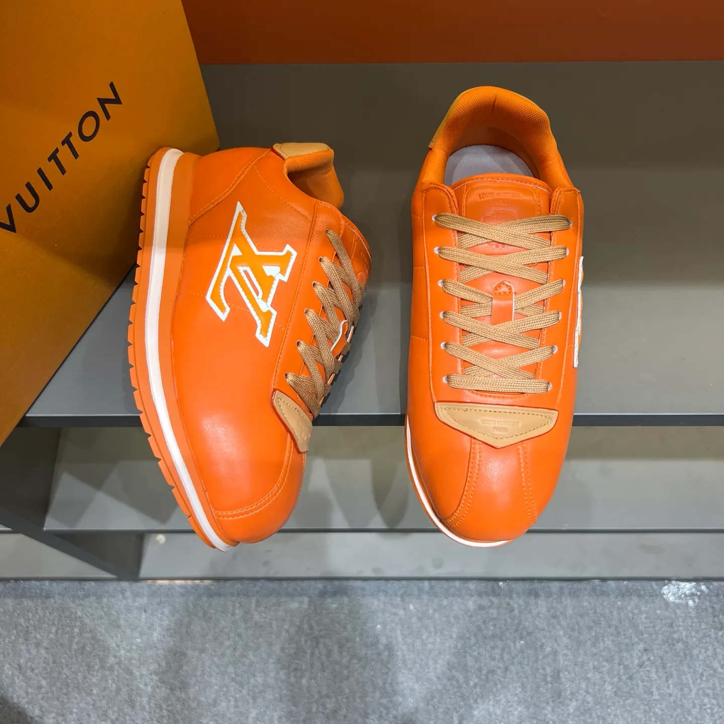 P540 Size 38-45 LV 🫏The colorful interpretation of BUTTERSOFT sneakers combines sheepskin, The colorful interpretation of LV BUTTERSOFT sneakers combines sheepskin and calfskin, bringing a super soft feel. Designed by Pharrell Williams, this '60s-inspired shoe features a padded upper that's been crafted by Louis Vuitton craftsmen to further enhance the comfort of the leather. In addition to the LV initials, it features multiple signatures, including natural leather trim and an embossed pattern of Pharrell Williams and lobster on the side, referencing the Fall/Winter 2025 men’s show. A must-have artifact for fashionistas✅